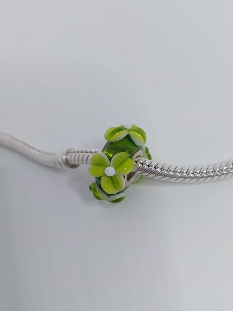 Bloemenkraal groen, groot kraalgat geschikt voor o.a. pandora- en trollbeads sieraden. €14,95