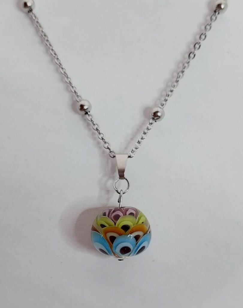 Zilveren rvs ketting met multicolor kraal. €20,-