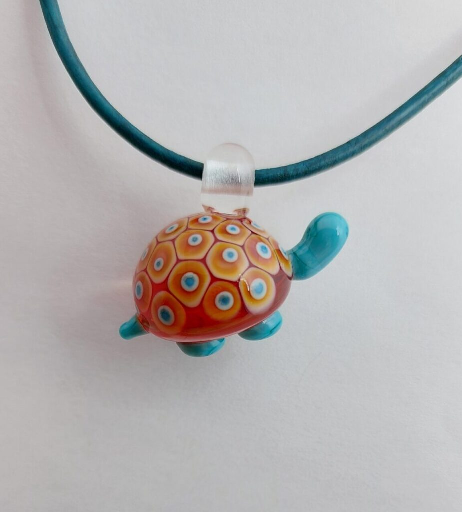 Groen leren ketting met schildpadje. €25,-