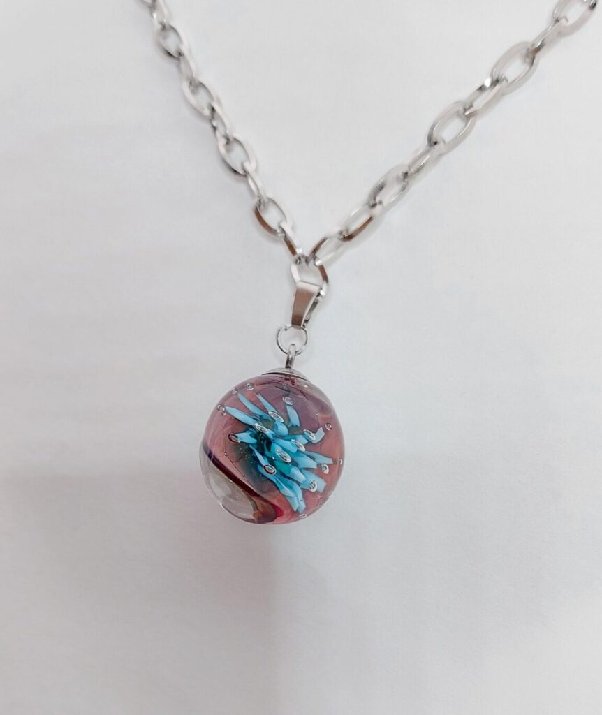 Zilveren rvs ketting met turquoise 3d anemoon kraal. €27,50