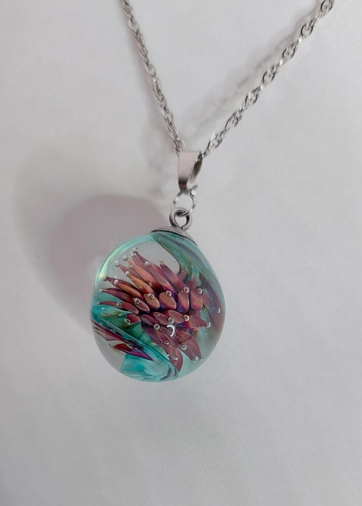 Zilveren rvs ketting met bordeaux/paarse 3d anemoon kraal. €27,50