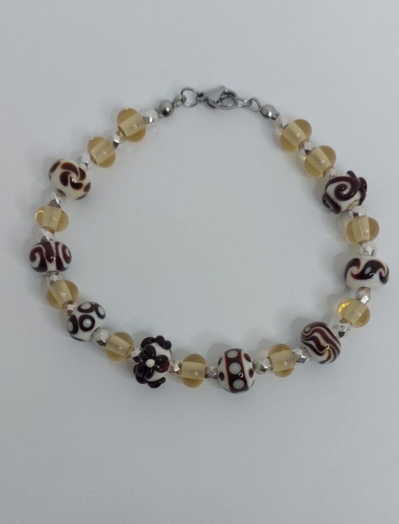 Armband ivoor met bruin. €25,-