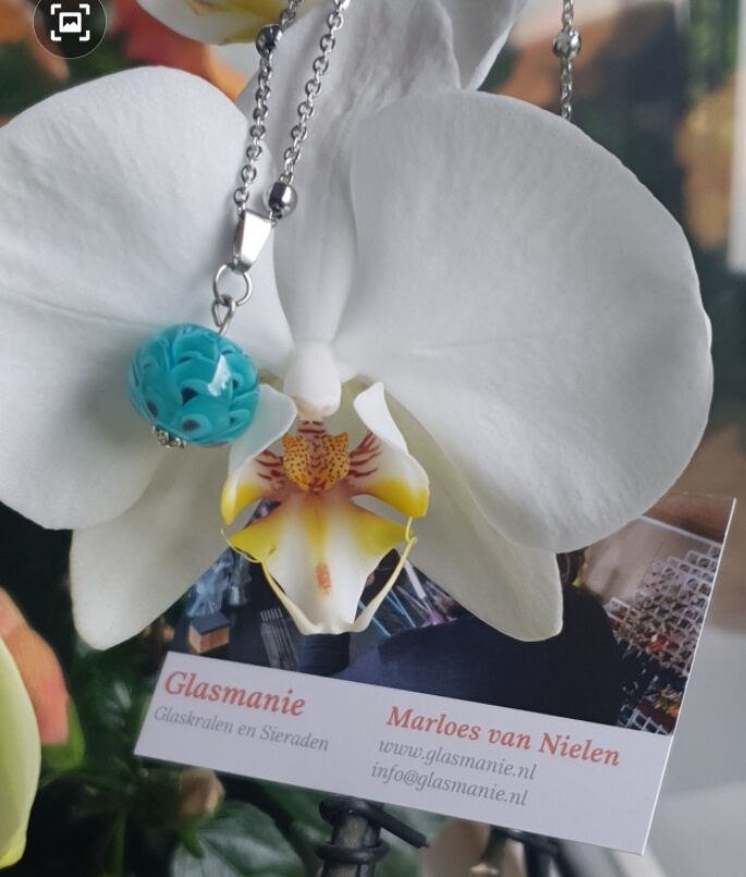 Zilveren rvs ketting met turquoise petal kraal. €20,- (met dank voor de foto!)