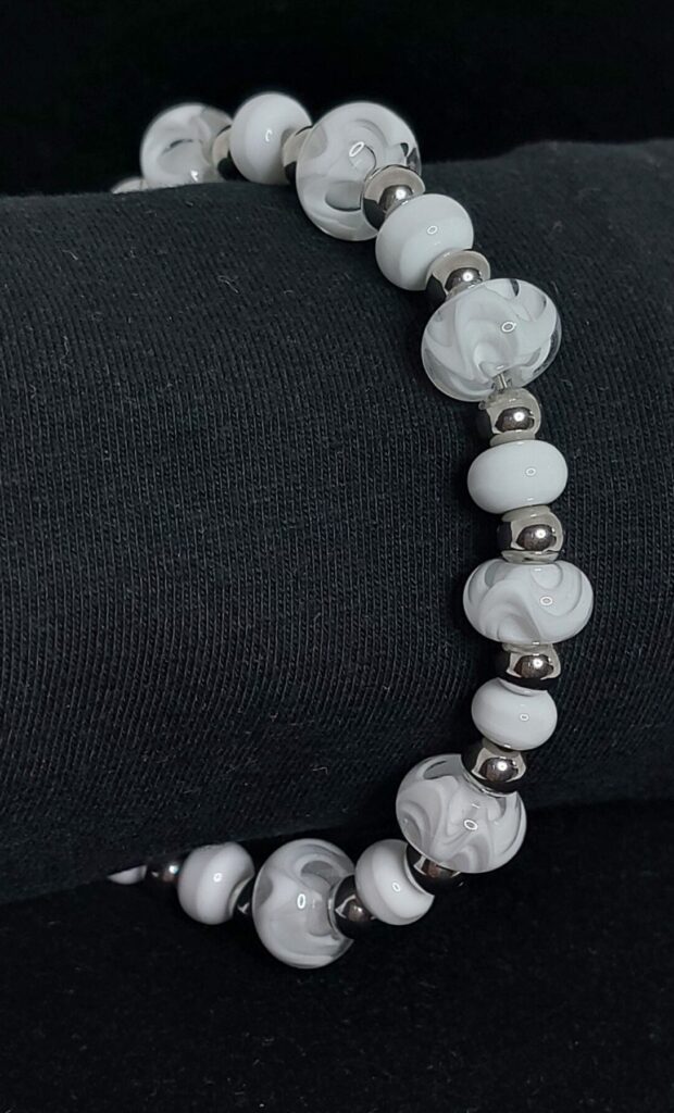 Armband met witte zigzag kralen. €25,-