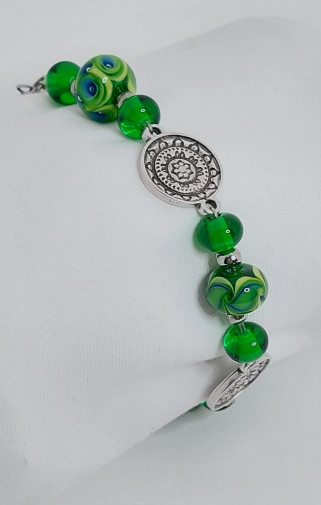 Groene armband met blauw accent. €25,-
