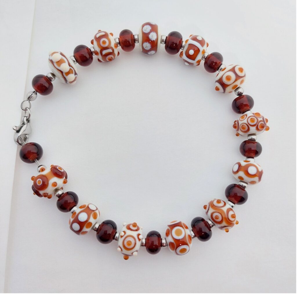 'Spotless' armband ivoor met donker amber. €25,-