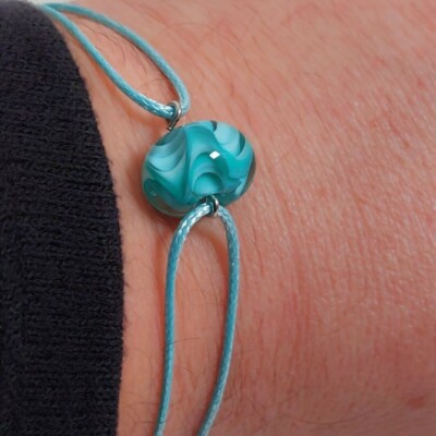 uitvergroting model turquoise armband met handgemaakte glaskraal