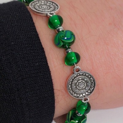 uitvergroting model met unieke armband met handgemaakte groene glaskralen en blauw accent