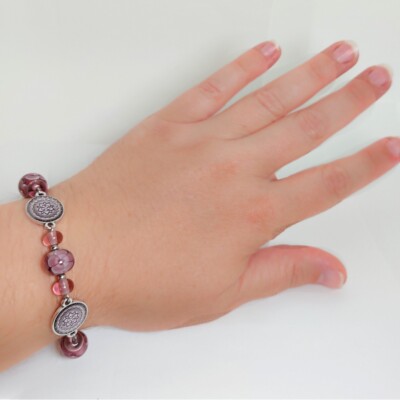 model paars-roze armband met handgemaakte glaskralen met bloemmotief