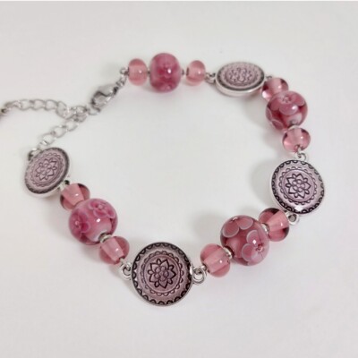 paars-roze armband met handgemaakte glaskralen met bloemmotief en verlengketting