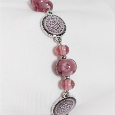 paars-roze armband met handgemaakte glaskralen met bloemmotief