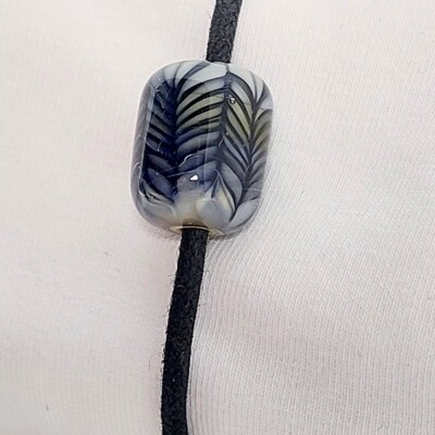 display zwarte armband met handgemaakte glaskraal met visgraat decoratie