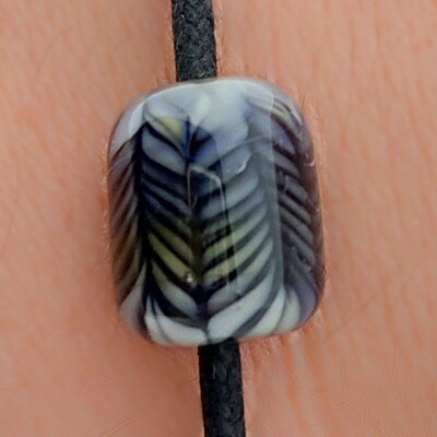 uitvergroting model zwarte armband met handgemaakte glaskraal met visgraat decoratie