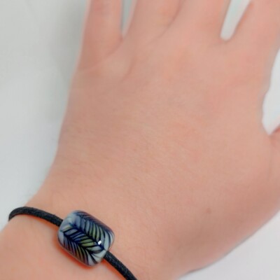model zwarte armband met handgemaakte glaskraal met visgraat decoratie