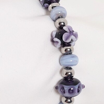 detail paarse armband met handgemaakte glaskralen