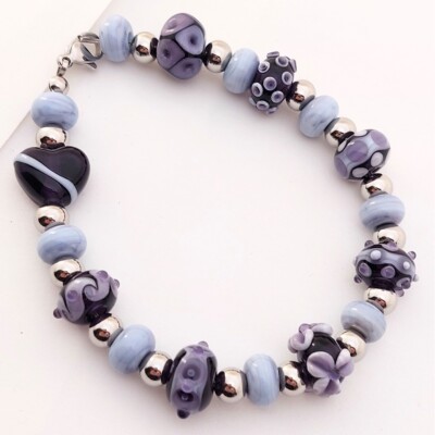 overzicht paarse armband met handgemaakte glaskralen