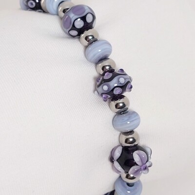 paarse armband met handgemaakte glaskralen