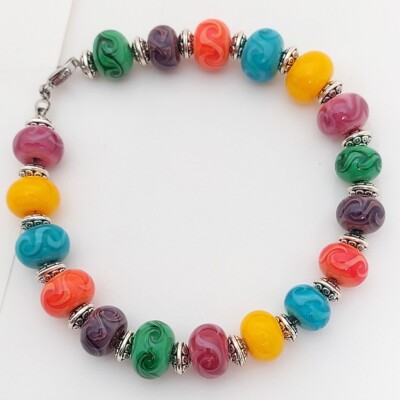 overzicht kleurrijke armband met handgemaakte glaskralen