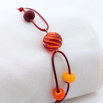 Kleurrijke armband met handgemaakte rode/gele/oranje glaskralen