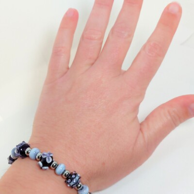 model paarse armband met handgemaakte glaskralen