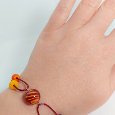 Model kleurrijke armband met handgemaakte rode/gele/oranje glaskralen