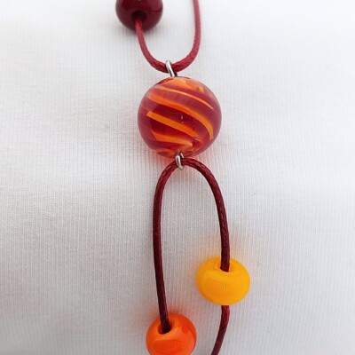 Kleurrijke armband met handgemaakte rode/gele/oranje glaskralen display