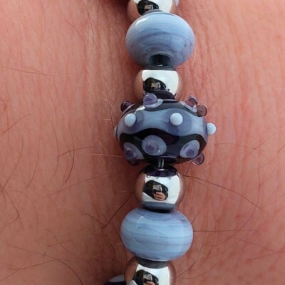 uitvergroting armband paars met handgemaakte glaskralen model