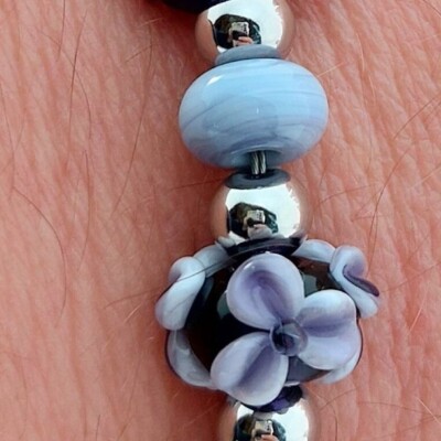 uitvergroting model paarse armband met handgemaakte glaskralen